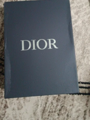 Svarta Dior sneakers med vita detaljer - Snygga svarta Dior sneakers med vita och grå detaljer samt tjock vit sula. Skorna har en modern chunky design och snörning framtill. Kommer i originalkartong med dustbag. Perfekta för dig som vill sticka ut med exklusiva sneakers från ett lyxigt märke.