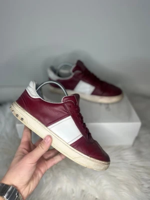 Valentino flycrews - Flycrews !! | Säljer dessa supersnygga valentino flycrews i skinn💫 | Skorna är i strl 39 (fits 40)  med ett sulmått på 25,5cm| Skorna är 6/10 skick och har defekter som syns på bilderna 🌟| OBS att endast skorna följer med | Pris kan diskuteras vid snabb affär!! 💸 | För flera bilder eller frågor så är det bara att kontakta mig, skriv gärna till mig innan ni köper!📩