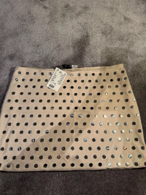 Mini kjol med metallnitar - Oanvänd! 