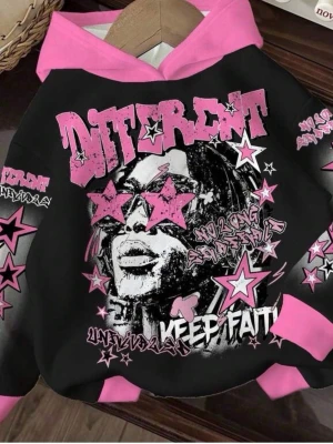 Svart hoodie med rosa graffiti-tryck - Säljer en svart hoodie med rosa och vita graffiti-inspirerade tryck och stjärnor. Texten 'DIFFERENT' och motiverande citat syns tydligt. Hoodien har rosa huva och muddar, samt coola detaljer på ärmarna. Perfekt för dig som vill sticka ut med streetstyle.