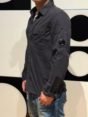 CP company overshirt  - Snyggaste cp company overshirten som säljs med sjukt goo passform! Perfekt nu till våren dessutom 👀✅passar perfekt som vardags men även för finare tillfällen:) tags medföljer skick 9/10 