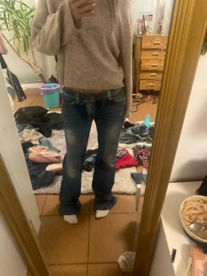 Lågmidjade jeans - Lågmidjade jeans med midjemått ca 40 cm (men de finns ett snöre så man kan spänna åt) och inmerbenslängd ca 78 cm. Jag är 160 och har S och XS men dom är lite långa på mig. Jag vill inte frakta, vill bara mötas upp och i Malmö och vill sälja fort.