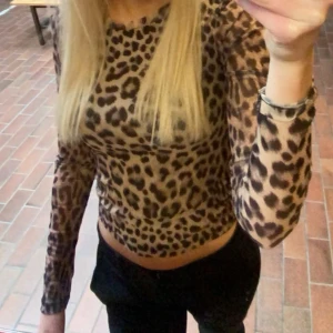 Leopardmönstrad mesh topp - Säljer en långärmad topp i mesh med leopardmönster från gina tricot. Jättesnygg men kommer inte längre till användning. I armarna har den inte dubbelt tyg men det har den i kroppen. 