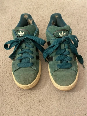 Gröna adidas campus 00s skor - Säljer ett par snygga gröna adidas campus 00s skor med lite defekter inuti. Storleken är 39 och 1/3.