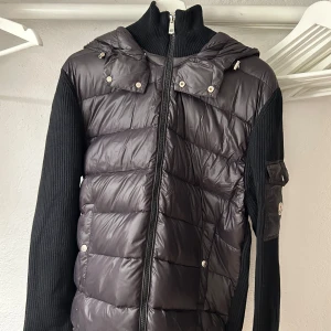 Moncler cardigan  - Helt ny Moncler Cardigan svart! Storlek XXL motsvarar XL/L. 187cm passar mig priset kan diskuteras i dms 