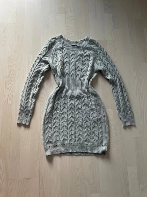 Stickad klänning - Grå stickad klänning i skönt material. Midjan går inåt och ger lite form när man har på sig den! 🩶Från shein och köpt för några år sedan, knappt använd! 