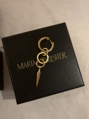 Maria Nilsdotter örhänge  - Säljer mitt Maria Nilsdotter chaos queen örhänge då det inte kommer till användning, men mycket bra skick skulle jag säga ❤️‍🔥