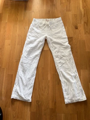 Lågmidjade linnebyxor - Slutsålda på hemsidan. Säljer då de inte är min stil. De har en liten fläck på vänster ben(se sista bilden)och lite missfärgningar längst ner på byxorna på insidan(se näst sista bilden). Utöver detta är de i gott skick. Innerbenslängd är 74 cm. Midjemått rakt över är 37 cm. Grenhöjd 21 cm.