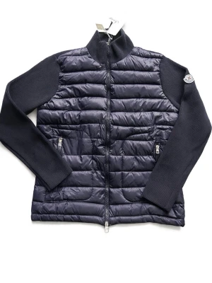 Moncler Cardigan - Säljer denna snygga moncler cardigan | Storlek L men passar M | Nyskick med tagsen kvar | Kvitto finns att tillgå | Skriv vid frågor🙌🏽