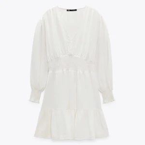 Vit klänning ifrån Zara - Säljer min snygga klänning ifrån Zara💛den är slutsåld där. Storlek Xs💛 Använd endast en gång och är i bra skick💛perfekt till sommaren,studenten eller midsommar💛 