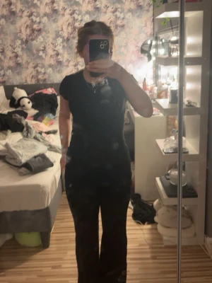 Svarta bootcut byxor - Säljer ett par svarta bootcut byxor med hög midja. Byxorna har en klassisk look och är perfekta för dig som gillar en tidlös stil. Materialet känns mjukt och stretchigt, vilket gör dem riktigt bekväma att bära hela dagen.