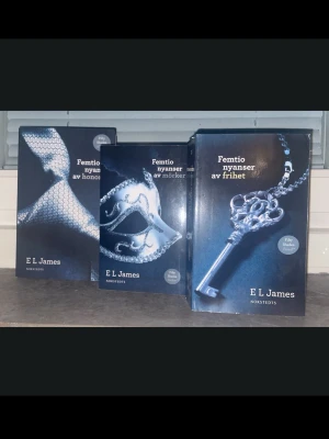 Femtio nyanser-trilogin av E L James - Säljer hela Femtio nyanser-trilogin av E L James: Femtio nyanser av honom, Femtio nyanser av mörker och Femtio nyanser av frihet. Perfekt för dig som gillar romantik och drama.