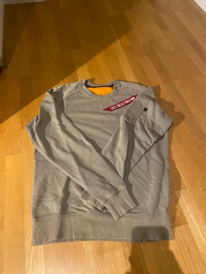 Alpha Industries tröja - Säljer nu denna gröna alpha industries tröja i storlek XS pågrund av att den inte passar längre.