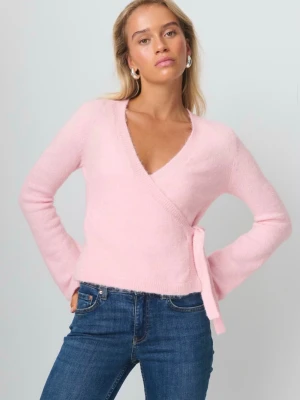 Rosa omlottkofta med knytband - Supersöt rosa omlottkofta med knytband i sidan och v-ringad hals. Koftan har lång ärm och är stickad i ett mjukt material som känns fluffigt. Perfekt att slänga över ett linne eller t-shirt för en chill look. Tror ej modellen finns på ginas hemsida längre! Fint skick