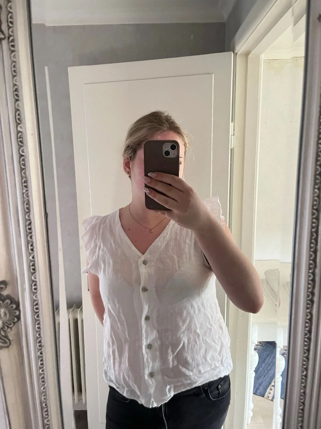 Vit blus med volangärm och knappar - 2