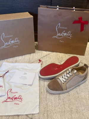 Loubs - Feta Loubs i unik färg som inte går att hitta längre. Mycket bra skick och ALLT OG ingår. Äkta såklart, äkthetskontrollerade och verifierade av oss och av vinteds proffs team, tag från dem medföljer. Pris kan diskuteras. Strl 41,5 men passar 42