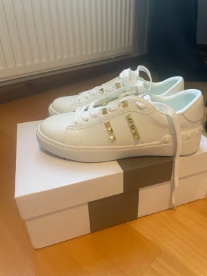 Valentino sneakers - Storlek 37, passar normalt. Köpte dessa på Vinted, typ aldrig använda. Vill gärna sälja av då jag inte använt dem!