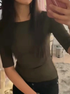 mörkgrön trekvartsärmad tröja - Snygg tröja i superbra skick!! 💓💓 är i s men passar xxs-xs-s 