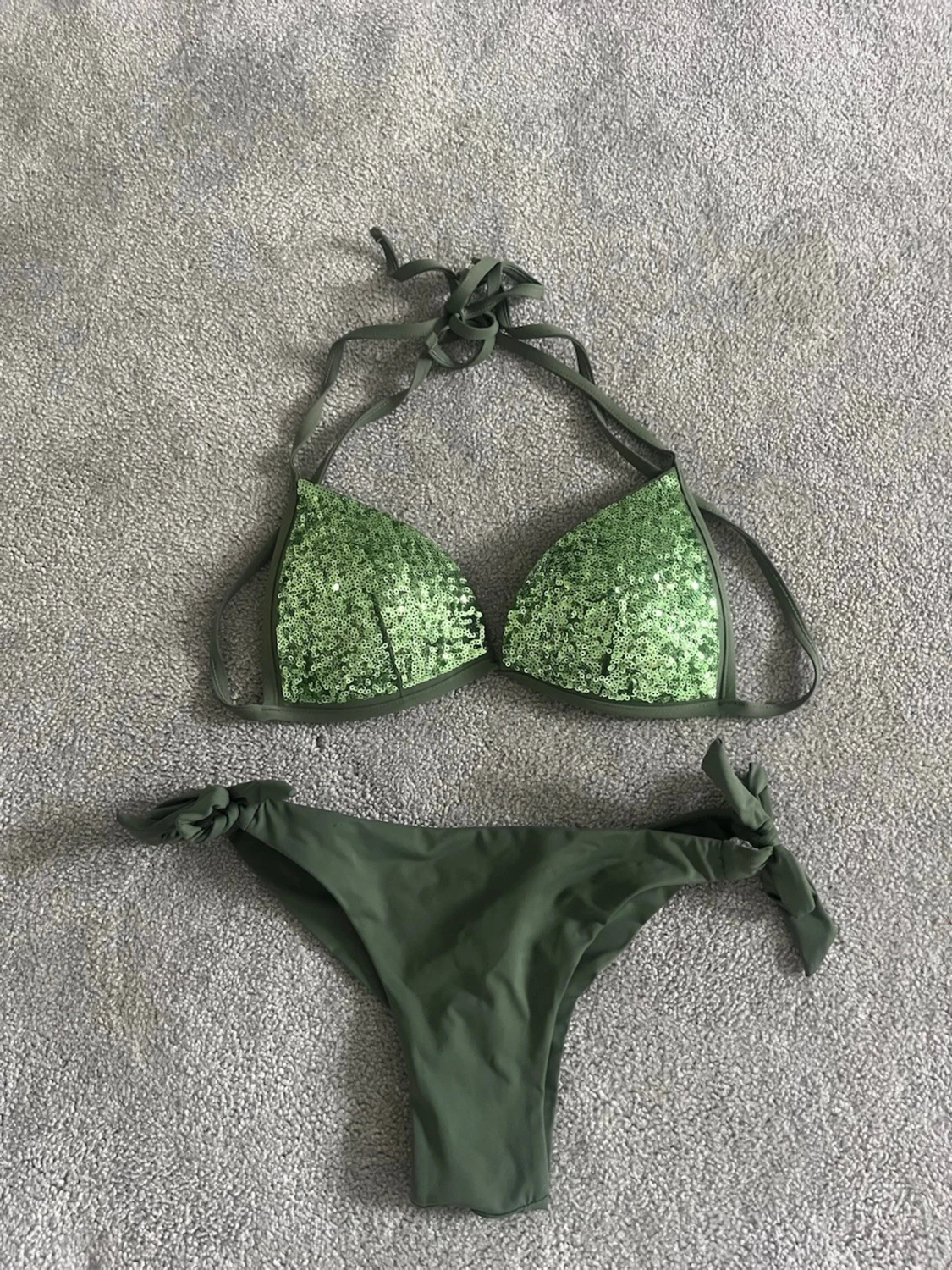 Grön bikini med paljetter och knyt