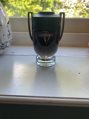 Paco Rabanne Invictus Victory EdT elixir  - Säljer en Paco Rabanne Invictus Victory Eau de Toilette. Flaskan har en unik pokalform med svarta och genomskinliga detaljer samt ett stort V i guld på framsidan. Perfekt för dig som gillar exklusiva och maskulina dofter. Kolla andra bild för mängd flaskan är 100ml 