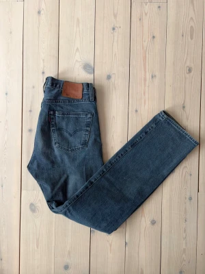 Levis 501 - Klassiska mörkblå jeans från Levi's med rak passform. Mycket bra skick! Storlek 30/32