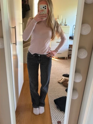 Svarta raka jeans med låg midja - Säljer ett par svarta raka jeans med låg midja från Gina tricot. Storlek 34. True to size. Ostretch