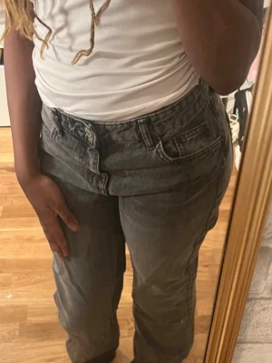 Grå straight fit jeans high/mid waist Y2K - Snygga grå jeans med straight fit-passform och high/mid rise. Bekväma och enkla att styla till allt - passar både vardag och en mer streetwear/Y2K look. Fint skick ✨ Pris kan diskuteras!
