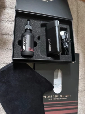 Tanrevel set - 🌸 Helt nytt set som inte har kommit till användning                                                                                        🌸 Jag har inte använt ’tanning liquid’ endast öppnat den och då har det gått mer än 12 månader, jag kan skicka med den men vet inte om man kan använda den ändå 💕