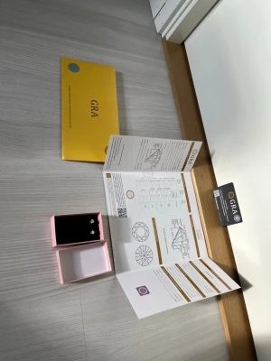 Moissanite örhängen - Ett par fina moissanite örhängen, GRA certifikat. levereras i en rosa ask. Perfekta för dig som gillar stilrena och eleganta smycken.