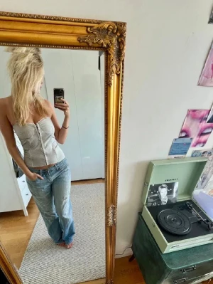 Ljusblå jeans med slitningar - Säljer mina absoluta favorit ljusblåa låg midjade jeans pga hög efterfrågan. Köpt på Sellpy för år sen. Jag är 176 cm långa och bruka bära stolen 38 i jeans. Jeansen har ett hål på baksidan. 