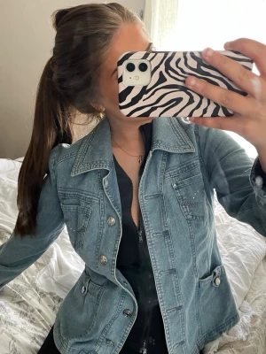 ljusblå jeansjacka med detaljer  - en jätte fin ljusblå jeans jacka från emm, med fina detaljer vid fickan 💕skriv om ni har frågor!