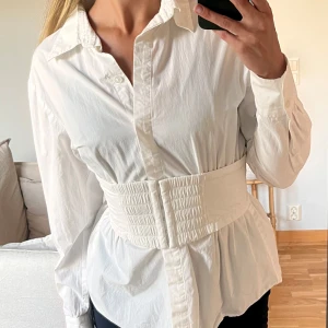 Skjorta med korsett - Mycket tjusig, från H&M i storlek S