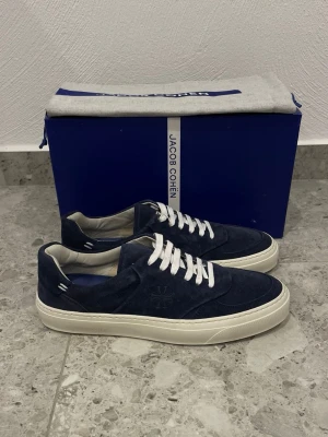Helt Nya Jacob Cohen Sneakers - HELT NYA Jacob Cohën Sneakers || Storlek 40,5 || Box och Dustbag medföljer vid köp || Tveka inte på att höra av dig vid frågor eller funderingar 
