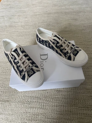 Dior sneakers - Storlek 37, köpta på Vinted med verifiering. Hör av dig vid frågor. 