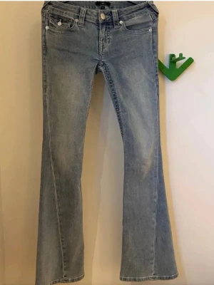 Ljusblå bootcut jeans True Religion - Snygga ljusblå jeans från True Religion i modellen JOEY med bootcut-modell och klassiska detaljer på bakfickan. Säljer pågrund av att de är för stora💕 kontakta mig för fler frågor 