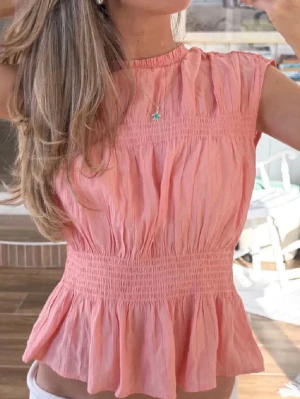 Persikofärgad smockad topp med volang - Slutsåld och populär supersnygg rosa/aprikosfärgad topp perfekt till sommaren🥰💕Toppen är mycket sparsamt använd och inga tecken på användning! (Lånad bild)