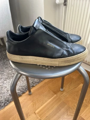 Axel arigato herr skor - Axel arigato herr skor i läder. Storlek 42. Använt skick. Men kan bli fina igen om man tvättar och putsar dom. 600kr. 