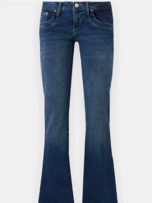 Blå bootcut jeans från LTB - Säljer ett par blå bootcut jeans från LTB med klassisk femficksmodell och snygga kontrastsömmar. Jeansen har normal midja och är tillverkade i mjukt denimtyg med lätt stretch för skön passform. Perfekta för dig som gillar retrovibbar och en avslappnad look. Storlek W28 L34
