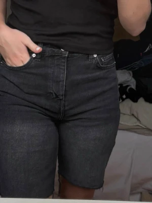 Svarta jeansshorts - Svarta jeansshorts från H&M. Nästan helt oanvända. 