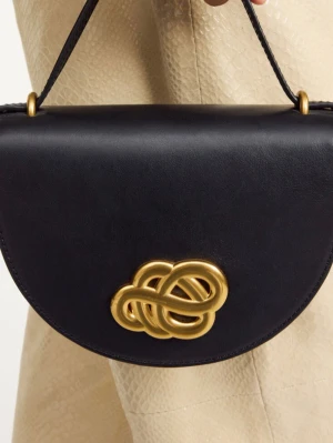 Ny By Malene Birger ”Cebelle” Väska Läder - Svart - Helt ny med tags och dustbag!  ”Väska Cebelle från By Malene Birger. Stilren väska som är noggrant tillverkad av lyxigt italienskt läder. Väskan visar upp en förfintligt rundad form och när den öppnas avslöjar den en organiserad interiör. Designad med justerbara läderremmar och ett guldtonat spänne framtill. ”  Mått: 14.5 x 19 x 7.5 cm  Nypris 5699kr