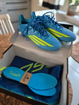 adidas F50 Elite AG Ice Cold Precision - Lucid Ray Blue/Gul/Light Utility Aqua - Helt nya Adidas fotbollsskor, testade 1 gång. Säljes pga för stora. Ord. Pris 3099kr. Inköpspris 2789kr.