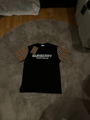 Burberry tee - Burberry tee – Storlek M  ✅  – tag kvar, men kvitto saknas 🧼 Helt oanvänd – inga märken, fläckar eller skador 📦 burberry påse medkommer👍🏽   ⚠️ Säljes p.g.a. fel storlek 📍 Möts upp i Göteborg eller skickas spårbart  Skicka ett meddelande om du är intresserad eller har frågor!
