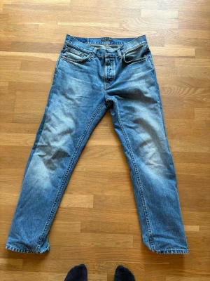 Rad Rufus Nudie Jeans - Ett snyggt par Rad Rufus. De är dock speciella då dem är insydda vilket har gjort så att tvätten inte riktigt matchar på sidorna (se bild 3)
