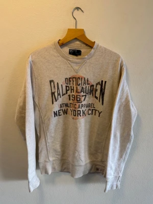 Polo RalphLauren Tröja - Tjena! Säljer denna riktigt snygga RalphLauren tröjan, fint skick, passar som en liten Medium, hör av dig vid funderingar!🙌