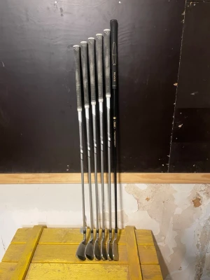 Järnset 5-p grafit skaft - Säljer ett taylormade m4 järnset som är 5-p men 5an är från topflite. Det är flex L/45. Perfekt för dig som vill börja med golf.