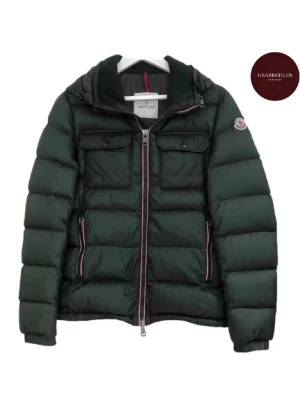 Moncler jacka  - Säljer en mörkgrön Moncler-jacka Storlek 1 (motsvarar ungefär S). Väl använd men fortfarande snygg och skön. Luvan är avtagbar. Den invändiga serieetiketten (“comic label”) har lossnat men finns kvar och medföljer. Har tyvärr inget kvitto eller äkthetsbevis kvar, därav priset.    Nypris cirka 18 000 kr. Perfekt vinter-/höstjacka och sitter riktigt snyggt på 👌Kan mötas upp eller skickas, Skriv vid frågor eller intresse! Priset kan diskuteras 