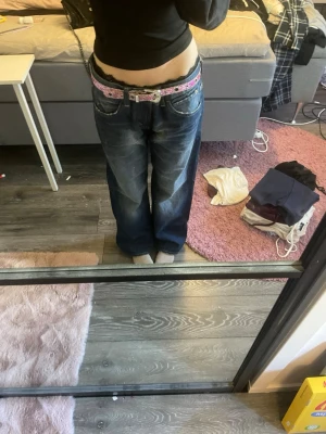 Blåa baggy jeans  - Säljer ett par baggy jeans från Cheap Monday med låg midja och raka ben. Jeansen har ljusare partier framtill samt klassiska bakfickor. Perfekta för en avslappnad och trendig streetstil. Det går att få bältet till också om man vill de💗