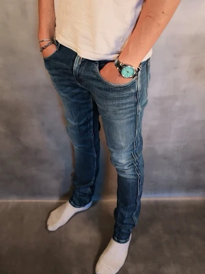 Replay Anbass  - - Replay Anbass — Storlek 29/32 — 9/10 - Bra skick utan skavanker — Inkluderat - Jeans — Retail 2000kr — Modellen är 180cm, 65kg