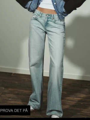 Low waist zara jeans - jätte fina trendiga jeans från zara de sitter som en storlek 40. Säljer pågrund att de är förstora