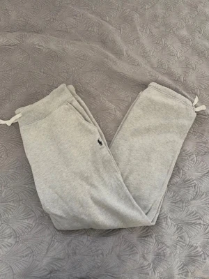 Polo Ralph lauren mjukisbyxor  - Hej! Säljer ett par populära Polo Ralph lauren byxor i storlek M raka i storleken Skick 7,5/10  Hör av er för mer info ///